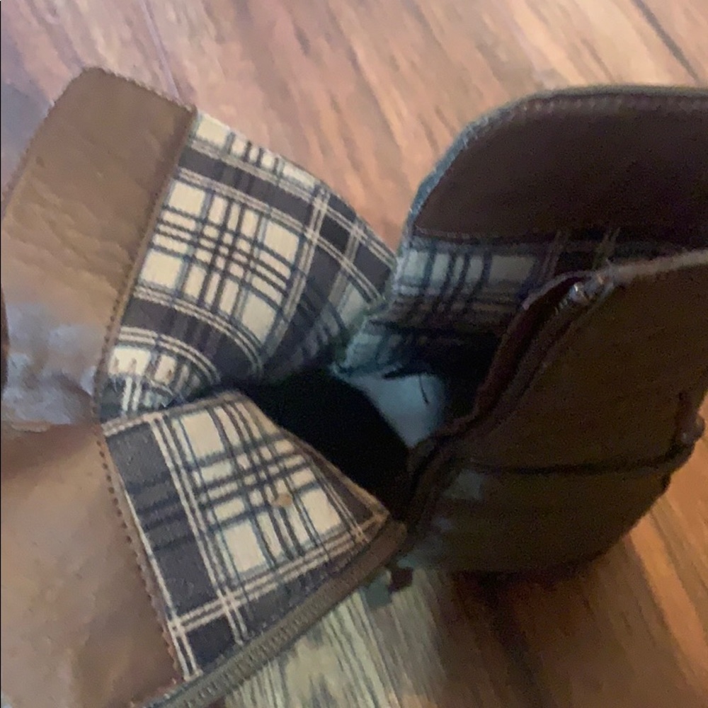 Boots - Picture 3 of 4